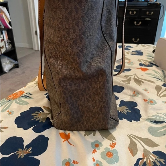 AUTHENTIC 💯% Michael Kors Large Tote - Picture 11 of 12